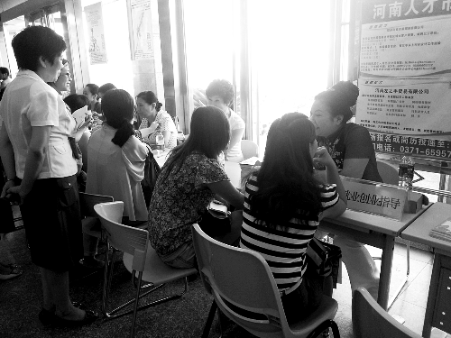 招聘會(huì)，導(dǎo)師團(tuán)正與大學(xué)生面對(duì)面交談。
