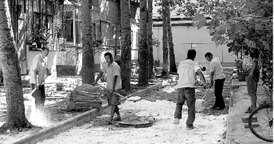 施工人員正在對桐柏路191號院進(jìn)行“裝修” 施工人員正在對桐柏路191號院進(jìn)行“裝修”