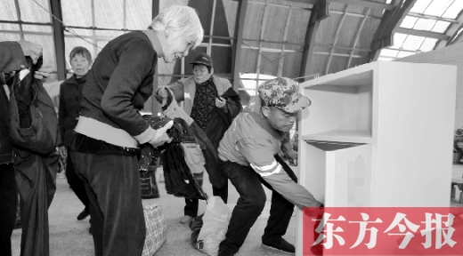 　11月5日，孫德坤把棉衣送到今報(bào)的一處“愛有所衣”站點(diǎn)