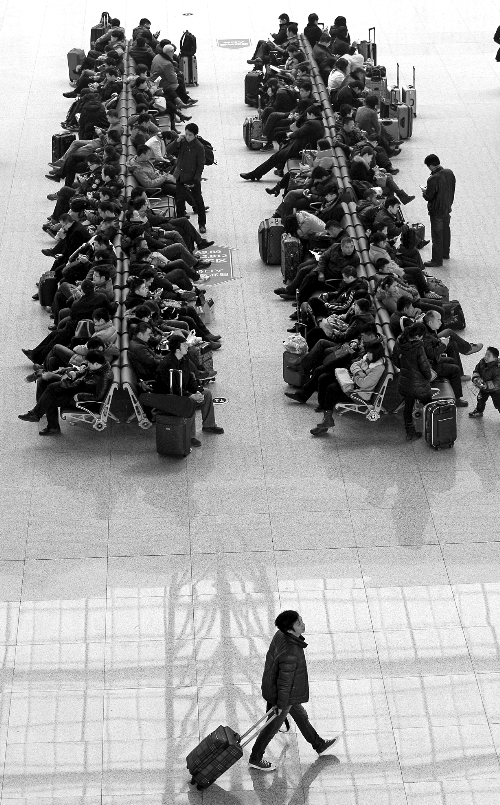 鄭州東站候車室，一些乘客在候車。