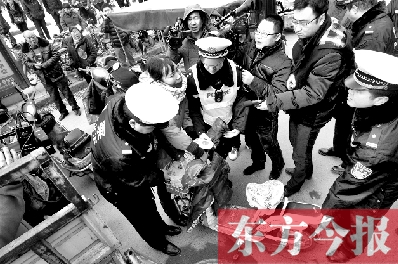 面對要暫扣的非機動車，看車人急了