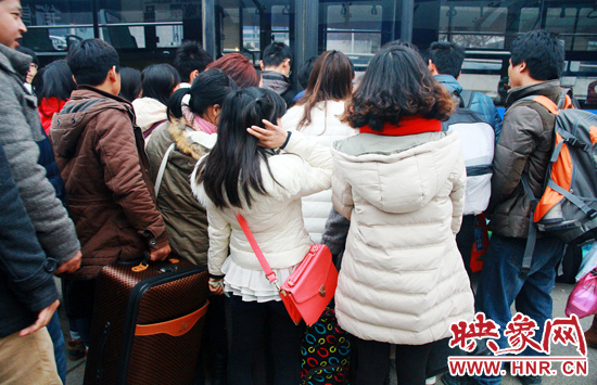 金水路紫荊山公交樞紐站牌處經(jīng)常是人頭攢動(dòng)。