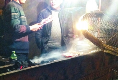 露天燒烤整夜煙熏火燎，路邊居民苦不堪言。