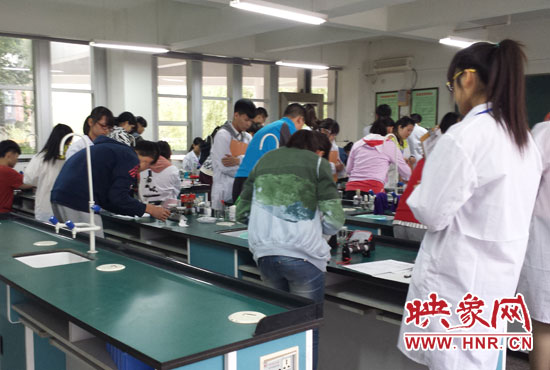 考試采用“一對(duì)一”的監(jiān)考方式。