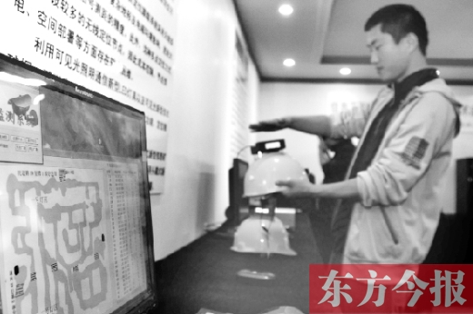 可見光通信技術應用展示會上，參觀者體驗新技術在采礦工具上的應用