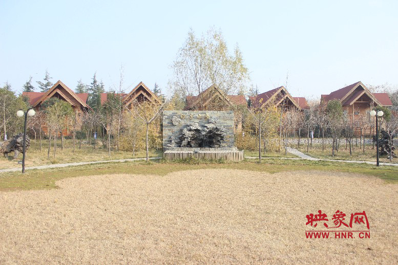 后面就是小別墅，前面是個(gè)廣場(chǎng)