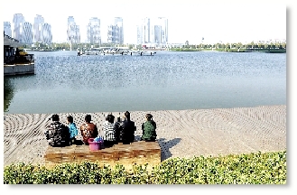 昨天中午，如意湖畔，在這樣的天氣曬太陽是一種享受。 記者 馬健 圖