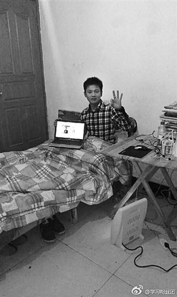 張洪銘在微博上發(fā)了張照片。照片顯示，他居住的屋子主要有一床一桌，寒冬里以電暖器取暖。