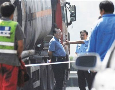 陜西“表哥”楊達才在車禍現(xiàn)場。資料圖