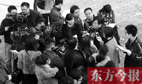 經(jīng)適房“下課”，公租房的申請(qǐng)、租金等備受關(guān)注，圖為鄭州市房管局規(guī)劃和住房保障處處長(zhǎng)馮榮智被媒體記者“