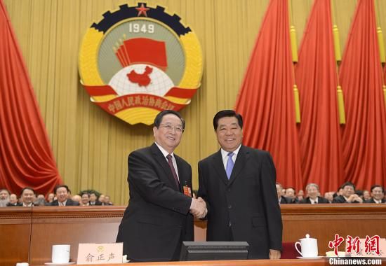3月11日下午，全國政協(xié)十二屆一次會議在北京人民大會堂舉行第四次全體會議，俞正聲當(dāng)選政協(xié)第十二屆全國委員會主席。圖為政協(xié)第十一屆全國委員會主席賈慶林和俞正聲握手，表示祝賀。中新社發(fā) 廖攀 攝