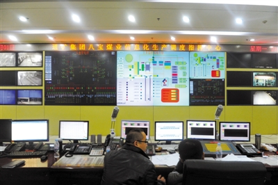 前日，八寶煤業(yè)公司，大家監(jiān)控井內(nèi)狀況。新華社 張楠 攝