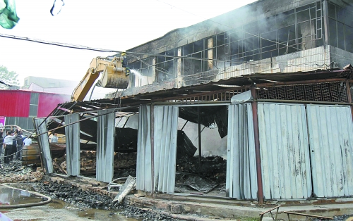 大火燒了近4個(gè)小時(shí)，中牟縣貿(mào)易區(qū)被燒得面目全非。