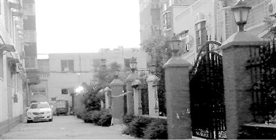 拉警戒線的地方就是高家居住的15號(hào)樓。高天峰居住在榮華小區(qū)一棟復(fù)式二層樓，三戶人家各有獨(dú)院。榮華小區(qū)一名業(yè)主供圖