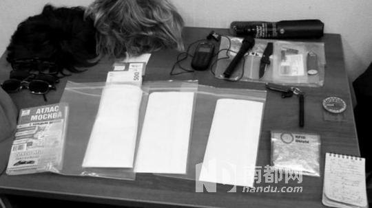 在福格爾身上發(fā)現(xiàn)的技術(shù)裝備和易容用具。