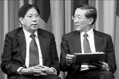 昨天凌晨,菲駐臺(tái)北馬尼拉經(jīng)濟(jì)文化辦事處代表白熙禮(左)與臺(tái)灣外事部門負(fù)責(zé)人林永樂在臺(tái)北共同舉行記者會(huì)。圖/CFP