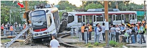香港輕鐵高速入彎致出軌電纜桿救人命77人受傷 香港輕鐵高速入彎致出軌電纜桿救人命77人受傷