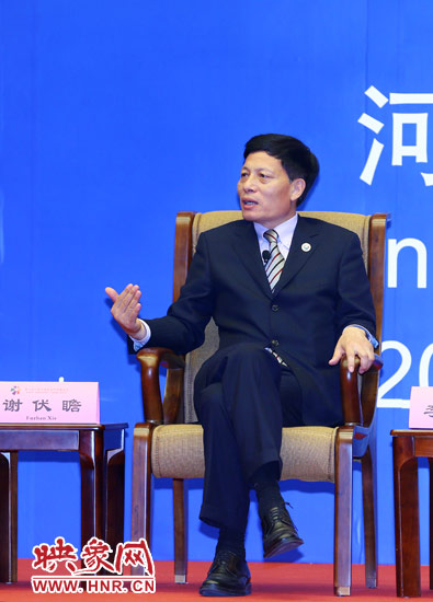河南省省長謝伏瞻描述河南經(jīng)濟發(fā)展的兩大“抓手” 河南省省長謝伏瞻描述河南經(jīng)濟發(fā)展的兩大“抓手”