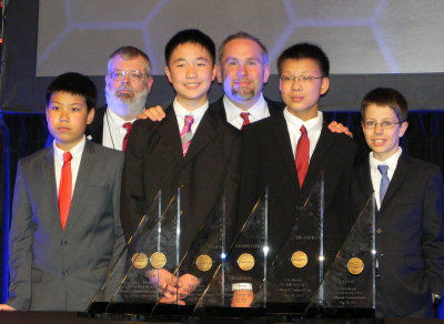 孫嘯秋(右二)與獲得團體組冠軍的隊友任昊淼(前左一)、林浩然(前左二)、Matthew Lipman