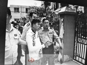 吳強(qiáng)指認(rèn)現(xiàn)場(chǎng)(翻拍),他是高胖雇用的殺手之一。