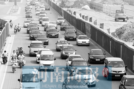 因施工封路，中州大道上的車輛行駛緩慢 王春勝/攝