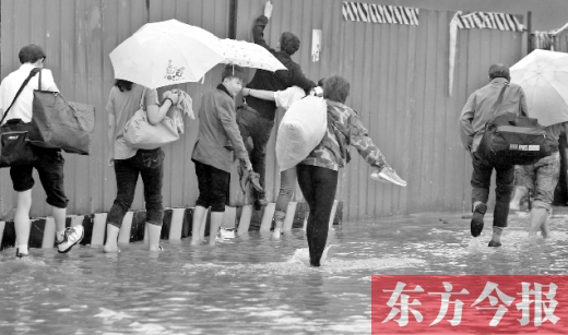 鄭州14個路口積水嚴重 鄭州14個路口積水嚴重