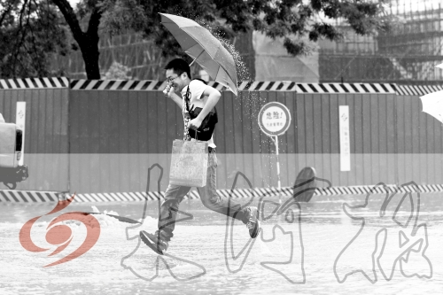 鄭州經(jīng)三路與北環(huán)交叉口處，積水較深，行人們不得不“練輕功”。 記者 白周峰 攝影