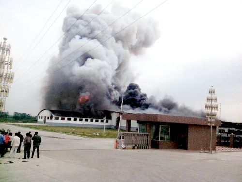 現(xiàn)場濃煙滾滾。