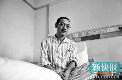 在病床上,趙海濱看起來(lái)比原先照片里消瘦了很多,雖然戴著一副近視眼鏡,卻掩飾不住鏡框后面發(fā)黑的眼圈。新快報(bào)記者孫毅/攝