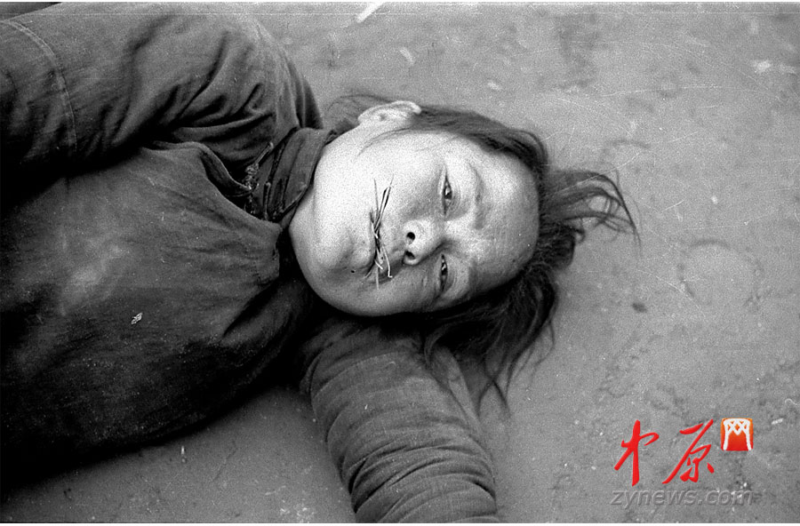 饑荒受災者，她嘴里咬了幾根草