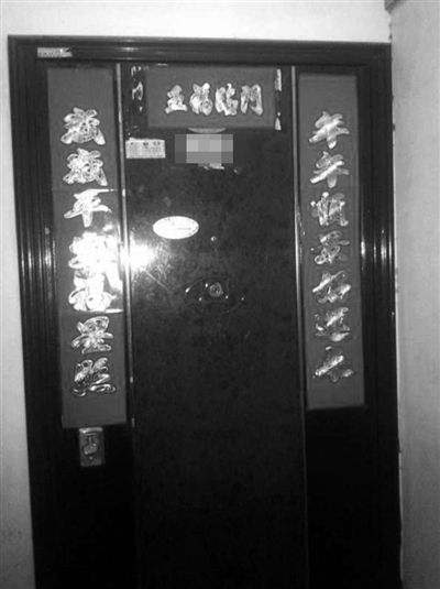 昨天22時許,被摔女童家房門緊閉,多名家屬稱,在協(xié)商處理孩子后事。新京報記者 楊鋒 攝