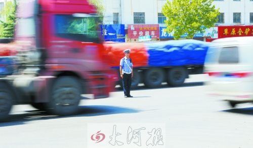 連霍高速受橋梁爆破影響禁止通車，310國道車流量迅速增加，當(dāng)?shù)亟痪块T安排大量警力保障道路暢通。