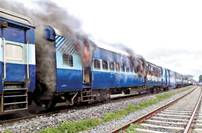 19日，撞人的火車(chē)被民眾點(diǎn)燃。