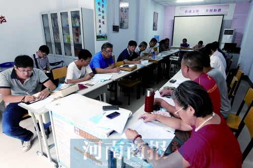 消費者代表和旁聽人員走進社區(qū)，聽取市民關(guān)于鄭州地鐵的意見和建議