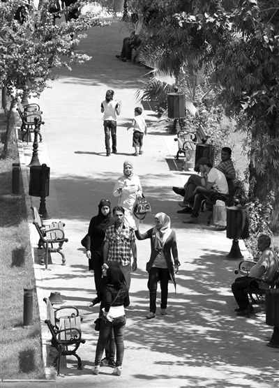 9月5日，敘利亞首都大馬士革，市民在街頭的一處公園內(nèi)散步。