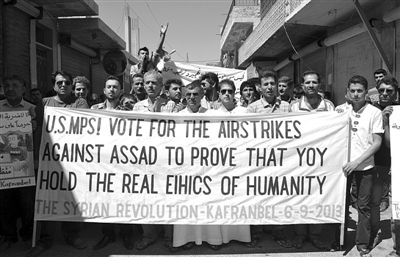 6日，敘利亞西北部的民眾打出橫幅，要求美國對敘動武。