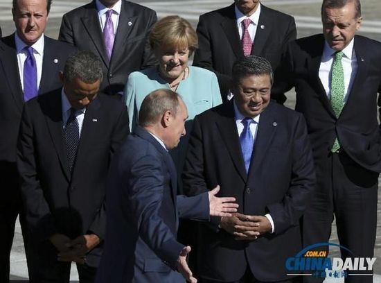 奧巴馬低頭不看普京，普京也閉眼做鬼臉并攤手表無奈。