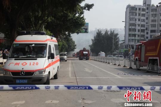 救護(hù)車(chē)現(xiàn)場(chǎng)待命?！「邩s權(quán)　攝