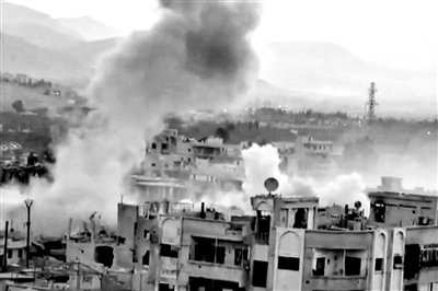 　10日公布的視頻顯示，敘利亞大馬士革地區(qū)，樓房遭重型火炮襲擊，現(xiàn)場濃煙滾滾。