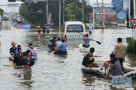 臺風(fēng)“菲特”造成浙江余姚市城區(qū)大面積被淹，城市交通基本癱瘓，部分區(qū)域停電停水。