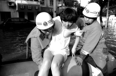 10月10日，前來余姚支援的杭州消防支隊武警官兵在南西路幫助轉(zhuǎn)移被困群眾。新華社發(fā)