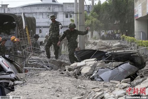 10月15日，菲律賓中部地區(qū)發(fā)生7.2級地震，災(zāi)情持續(xù)擴大，菲官方稱地震已造成宿務(wù)、保和等省份數(shù)十人遇難，數(shù)百人受傷，大批建筑物受損。圖為菲律賓軍方在搜救被困者。