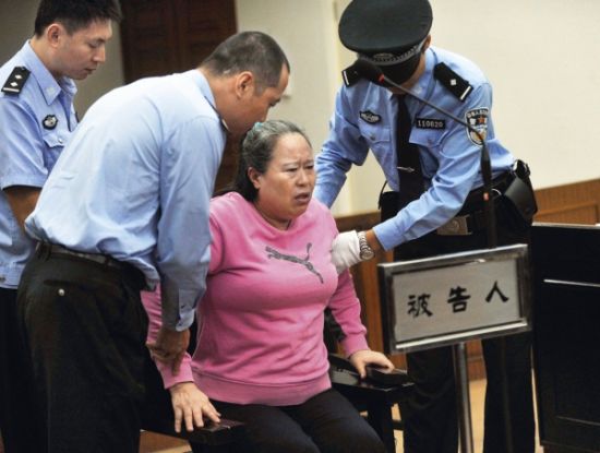 9月24日，在公訴人宣讀起訴書時，丁書苗因身體不停顫抖一度站立不穩(wěn)，被法警扶住