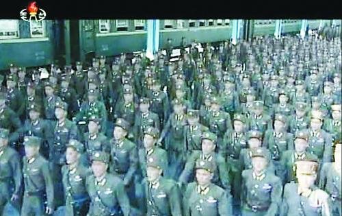 約2萬名朝鮮朝鮮人民軍基層軍官近日陸續(xù)抵達(dá)平壤，準(zhǔn)備出席軍方大會(huì)。