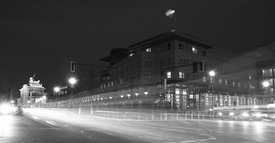 美國駐德國大使館夜景，這里被懷疑設(shè)有監(jiān)聽站。