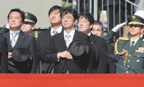 　27日上午，日本首相安倍晉三在琦玉縣的自衛(wèi)隊(duì)朝霞訓(xùn)練場出席陸上自衛(wèi)隊(duì)年度閱兵式