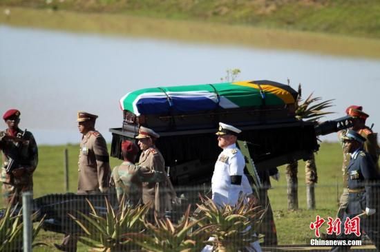 圖為南非海、陸、空三軍首腦為曼德拉護靈。宋方燦 攝