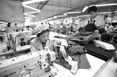 12月19日，朝鮮工人在開城工業(yè)園區(qū)工作。當(dāng)日，由二十國集團(tuán)（G20）的經(jīng)濟(jì)官員、國際金融組織相關(guān)負(fù)責(zé)人以及各國記者等組成的國際代表團(tuán)訪問工業(yè)園區(qū)。今年4月朝鮮單方面關(guān)閉開城工業(yè)園，9月才宣布重開。新華社發(fā)