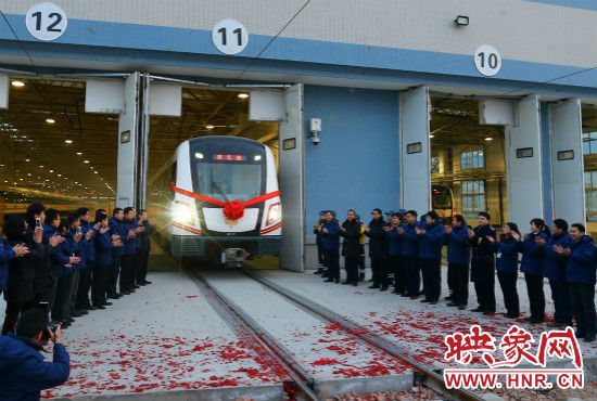 12月28日早上7點(diǎn)39分，編號(hào)為0111的列車駛出鄭東車輛段開(kāi)往市體育中心站