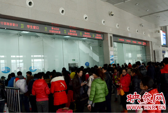 鄭州火車(chē)站西廣場(chǎng)售票大廳